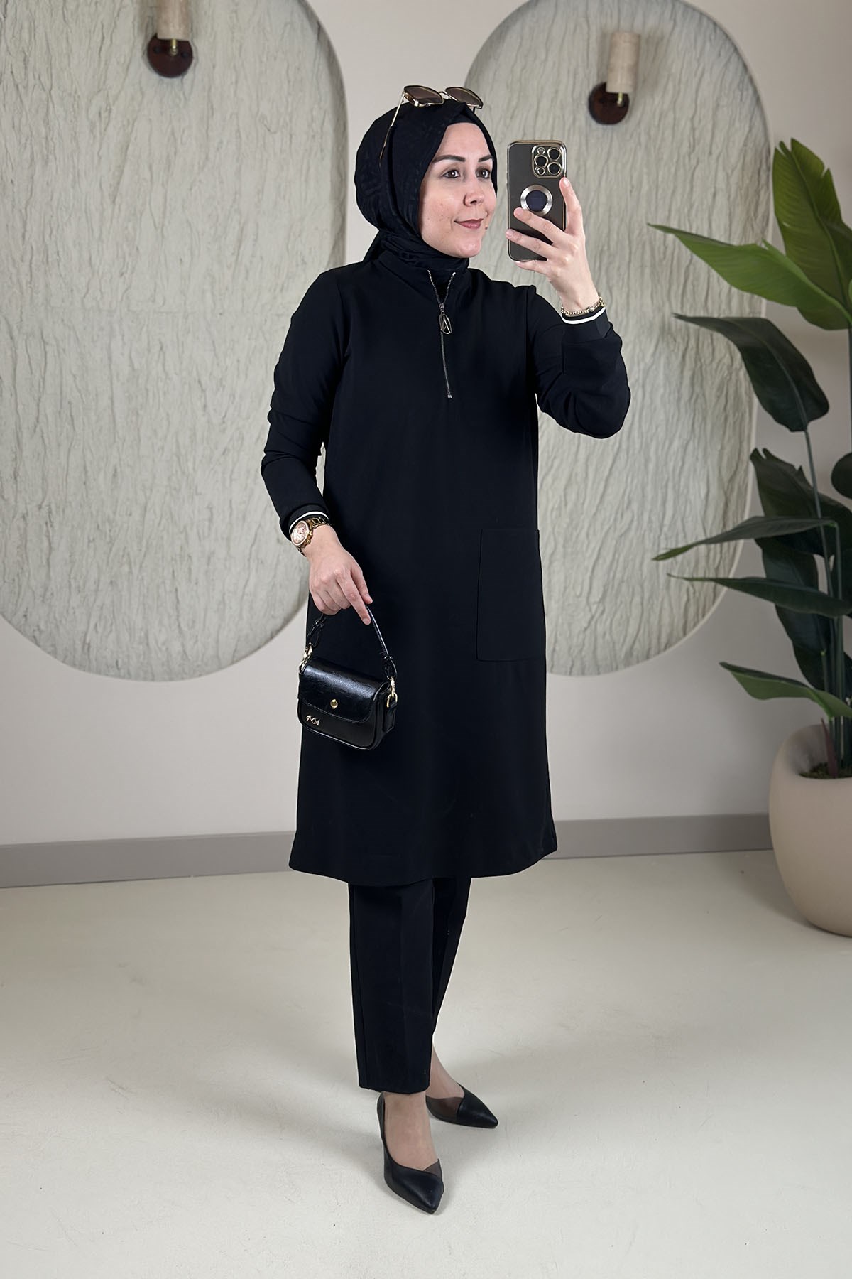 Tesettür Tunik ModelleriAvenna(Armine) Önü Fermuarlı Kol Ribanalı Kadın Tunik Siyah AVN 452