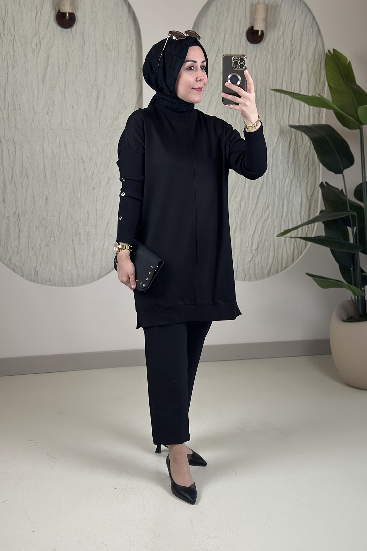Tesettür Tunik ModelleriDüşük Omuz Kol Ribanalı Düğme Detaylı Kadın Tunik Siyah KADO 268484