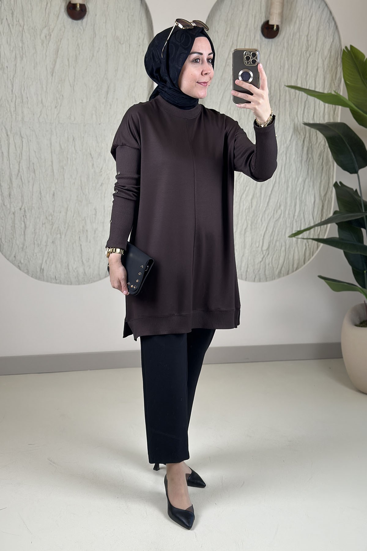 Tesettür Tunik ModelleriDüşük Omuz Kol Ribanalı Düğme Detaylı Kadın Tunik Kahverengi KADO 268484