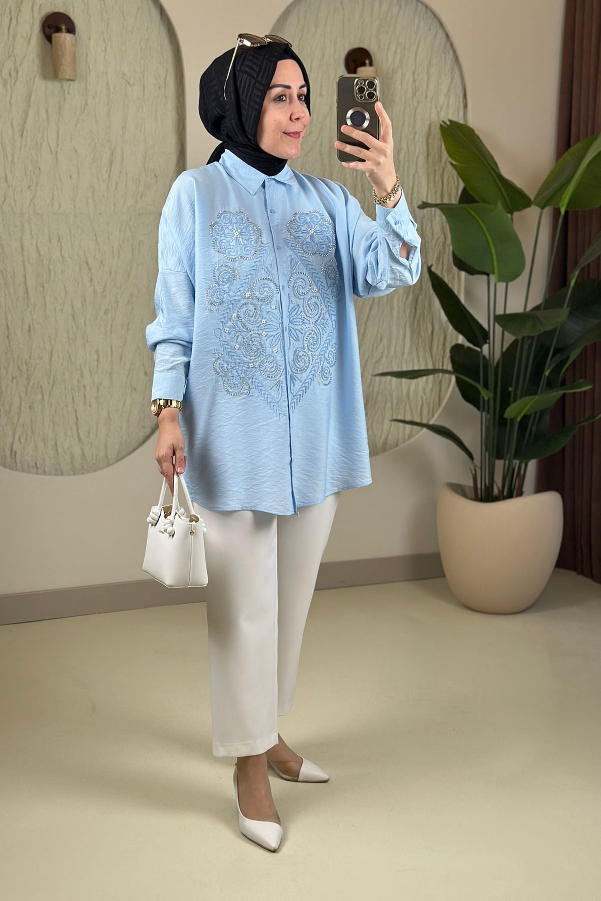 Tesettür Tunik ModelleriDüşük Omuz Nakış ve Taş İşlemeli Kadın Tunik Bebe Mavisi SLN 5455