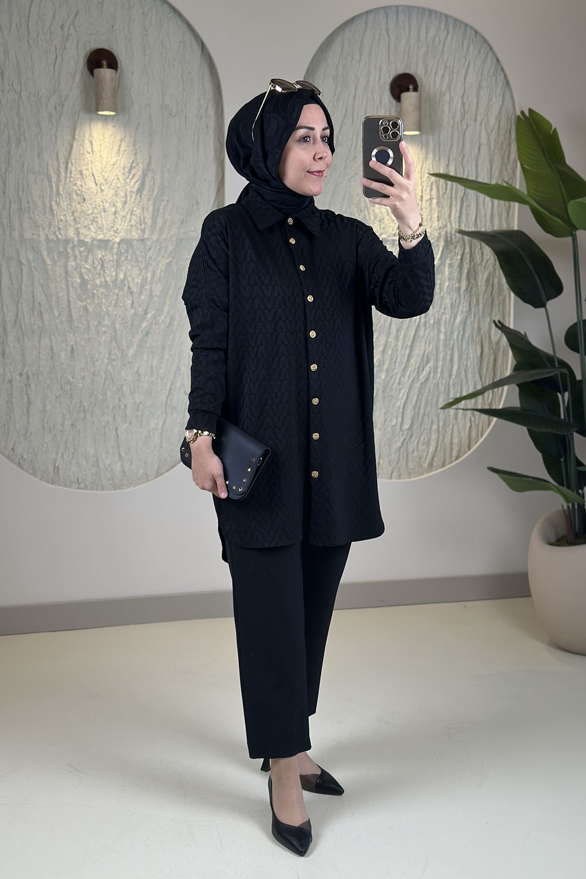 Tesettür Tunik ModelleriDüşük Omuz Önü Düğmeli Kendinden Desenli Kadın Örme Tunik Siyah KADO 257612
