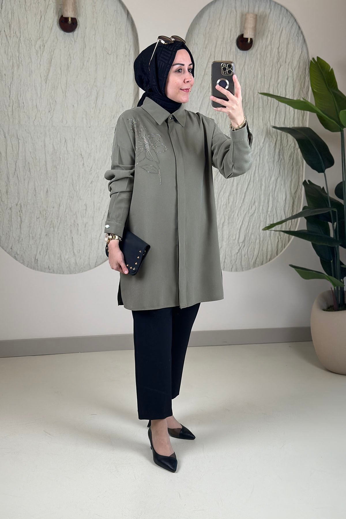 Tesettür Tunik ModelleriModal Tensel Önü Düğmeli Taş Detaylı Kadın Tunik Yeşil KADO 268200