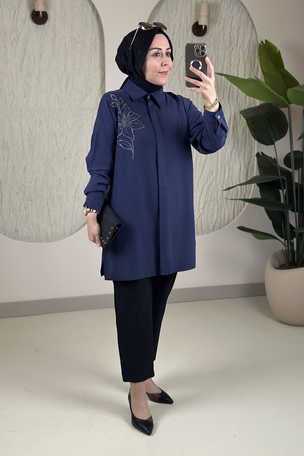 Tesettür Tunik ModelleriModal Tensel Önü Düğmeli Taş Detaylı Kadın Tunik Lacivert KADO 268200