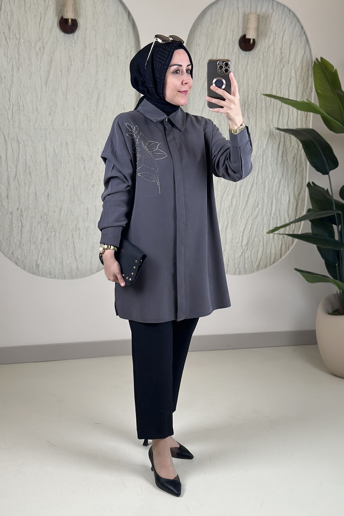 Tesettür Tunik ModelleriModal Tensel Önü Düğmeli Taş Detaylı Kadın Tunik Gri KADO 268200