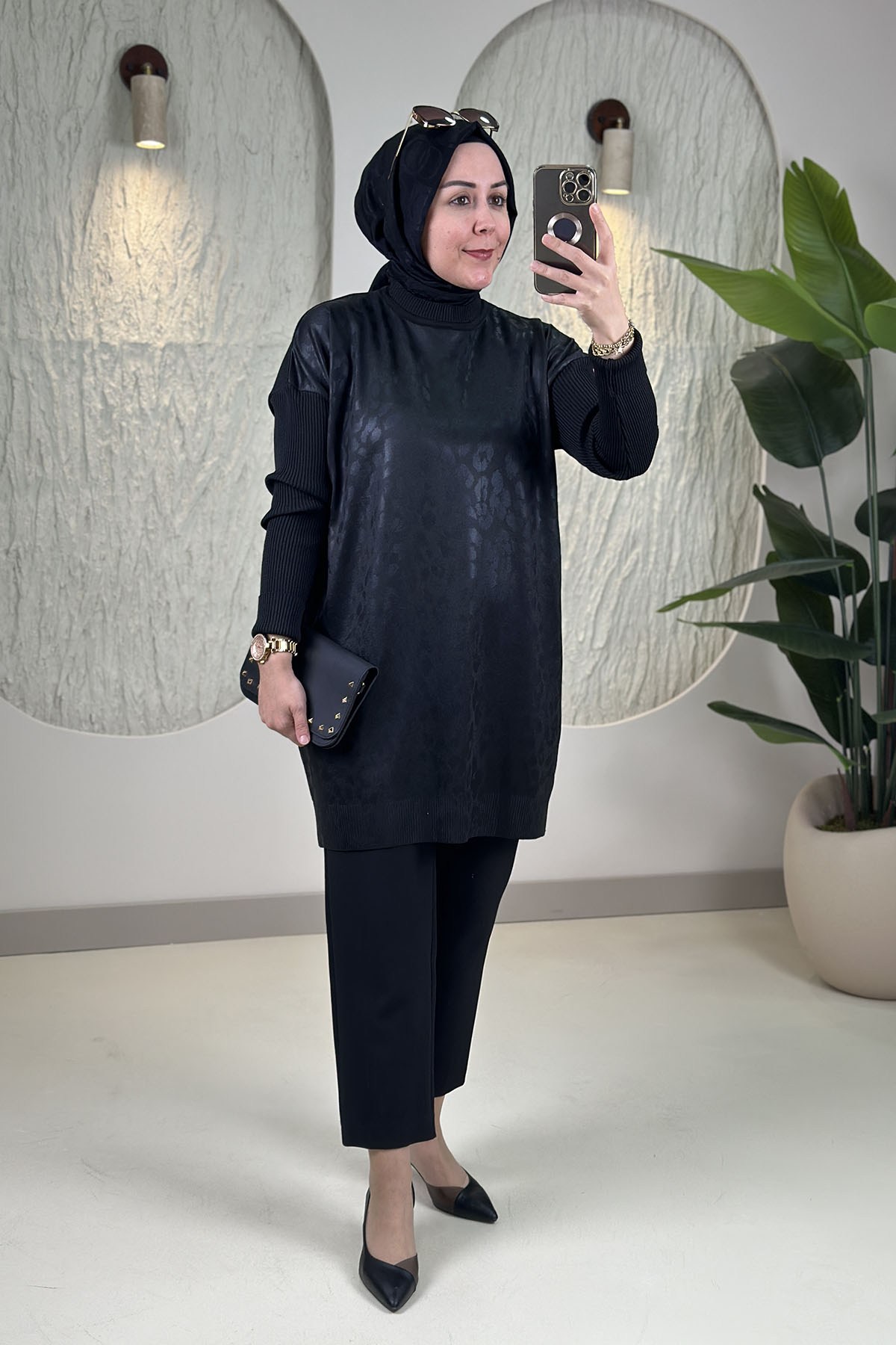 Tesettür Tunik ModelleriÖnü Baskı Desenli Düşük Omuz Kadın Triko Tunik Siyah BLG 15063