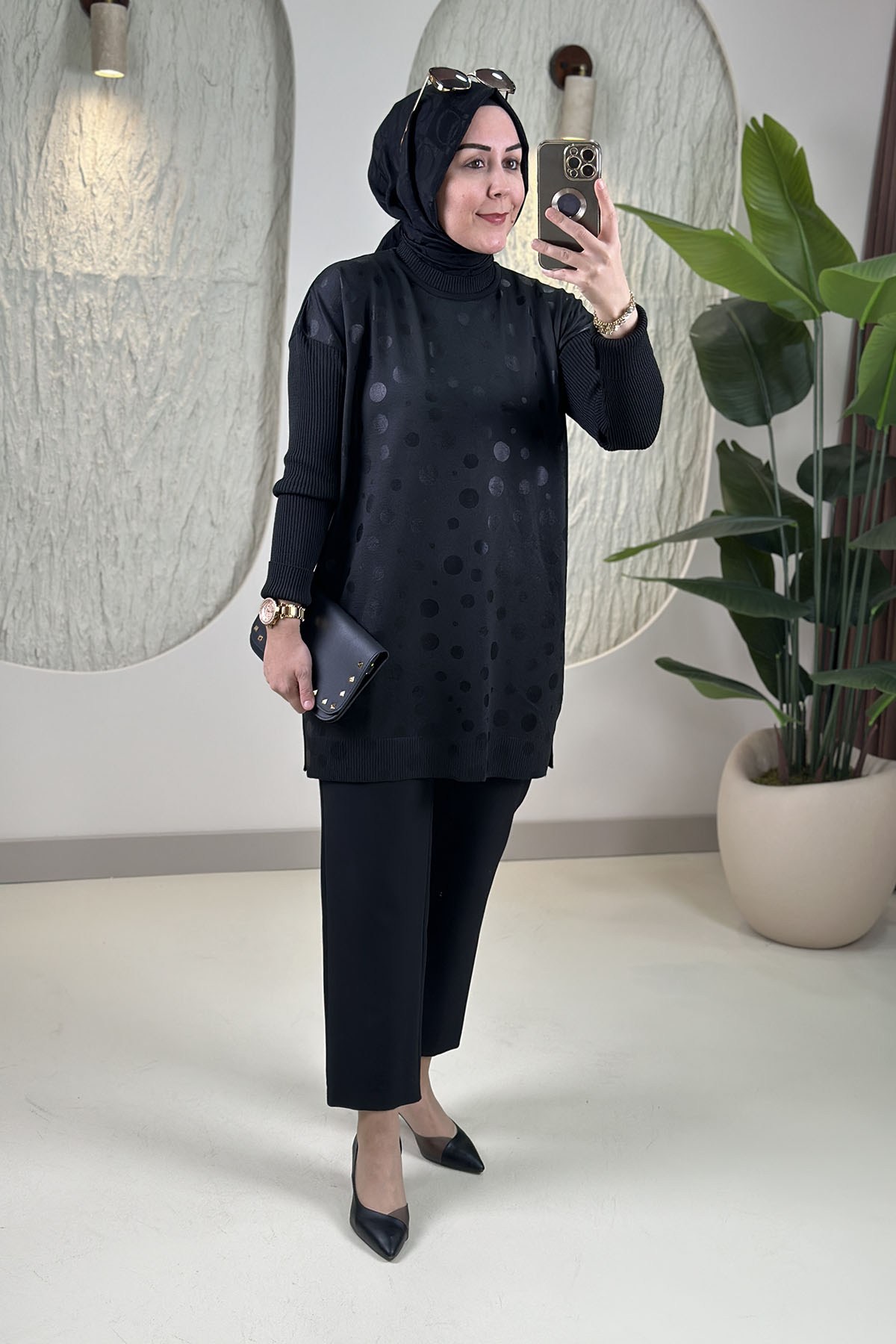 Tesettür Tunik ModelleriÖnü Baskı Desenli Düşük Omuz Kadın Triko Tunik Siyah BLG 15283