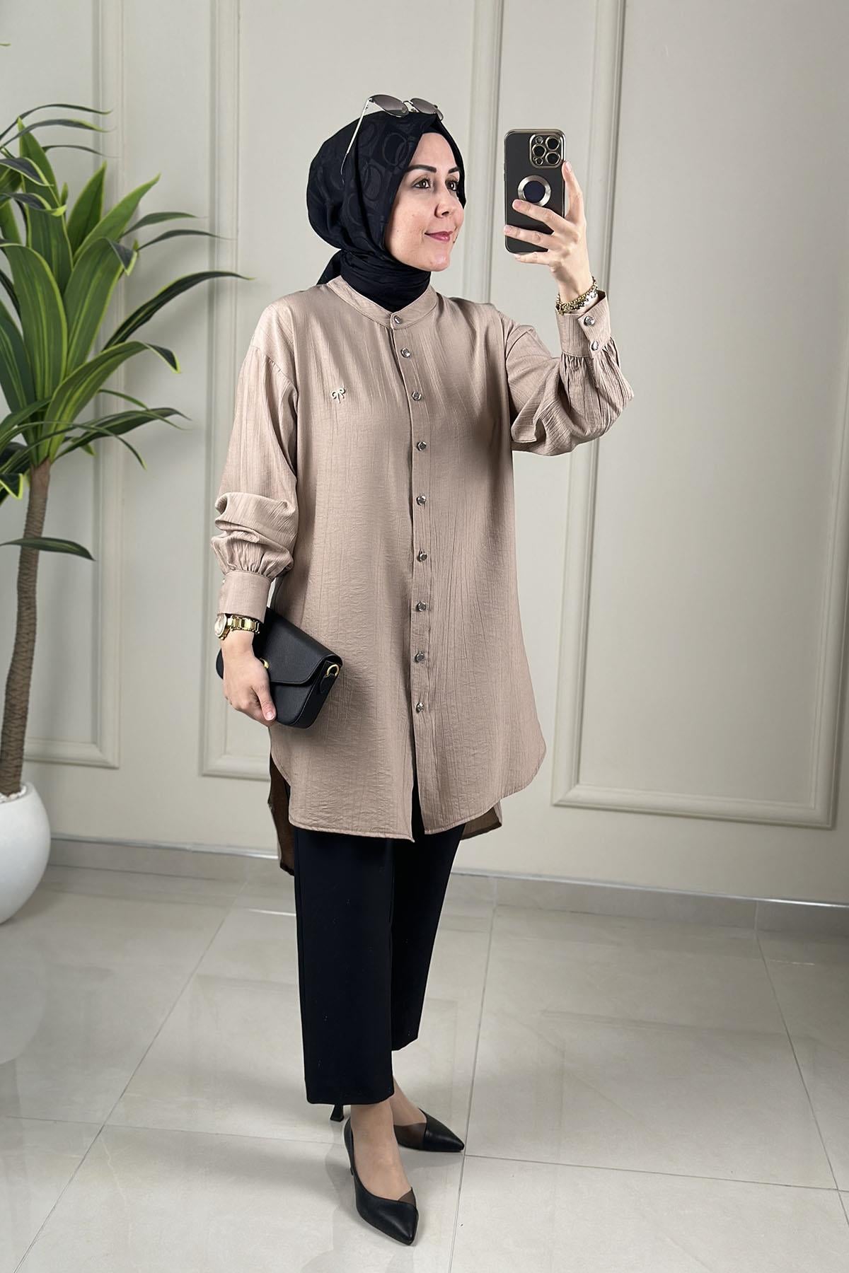 Tesettür Tunik ModelleriÖnü Düğmeli Aksesuar Detaylı Kadın Tunik Vizon KADO 262622