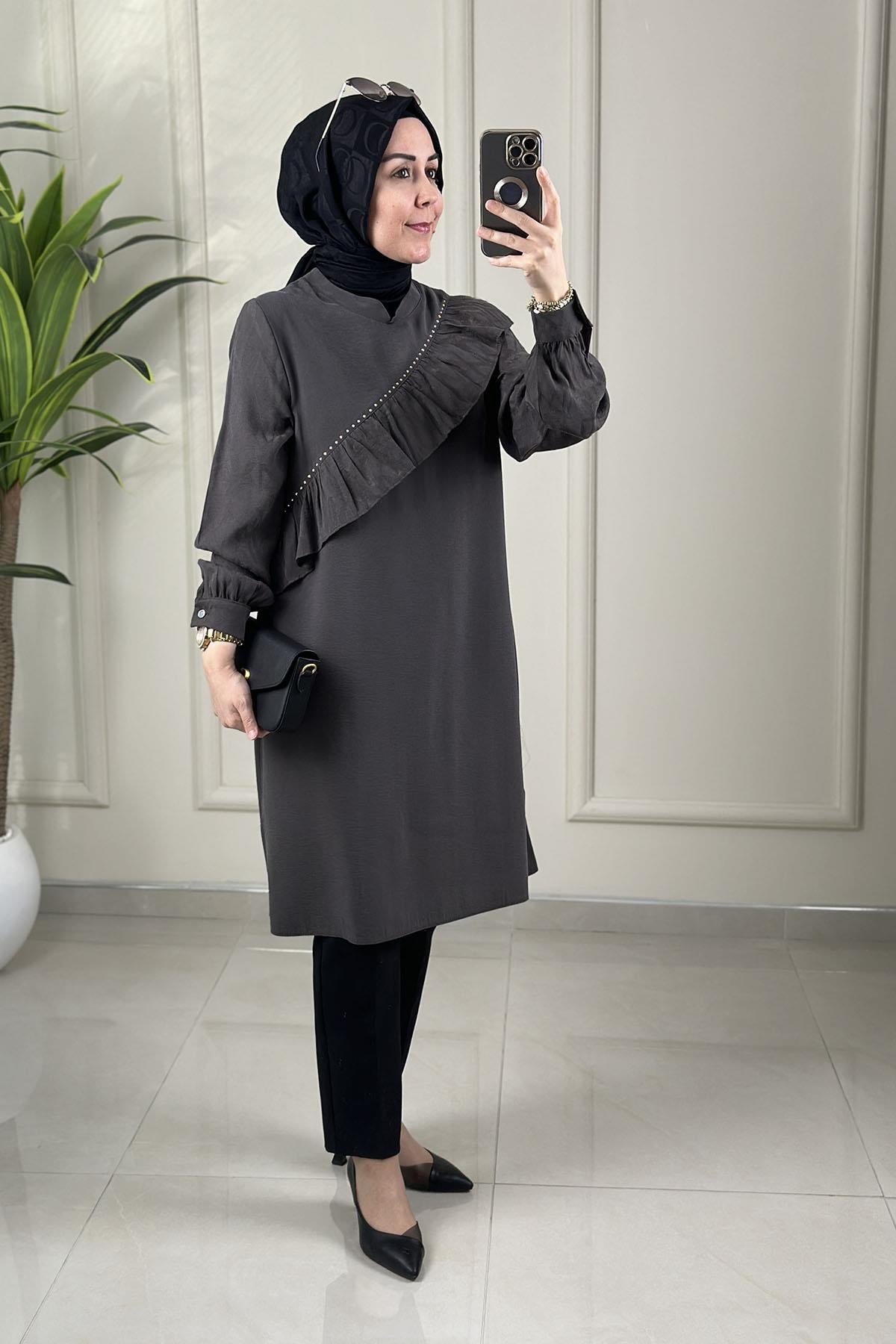 Tesettür Tunik ModelleriÖnü Fırfırlı Taş Detaylı Kol Kendinden Desenli Tensel Qupra Kadın Tunik Koyu Vizon KADO 262554