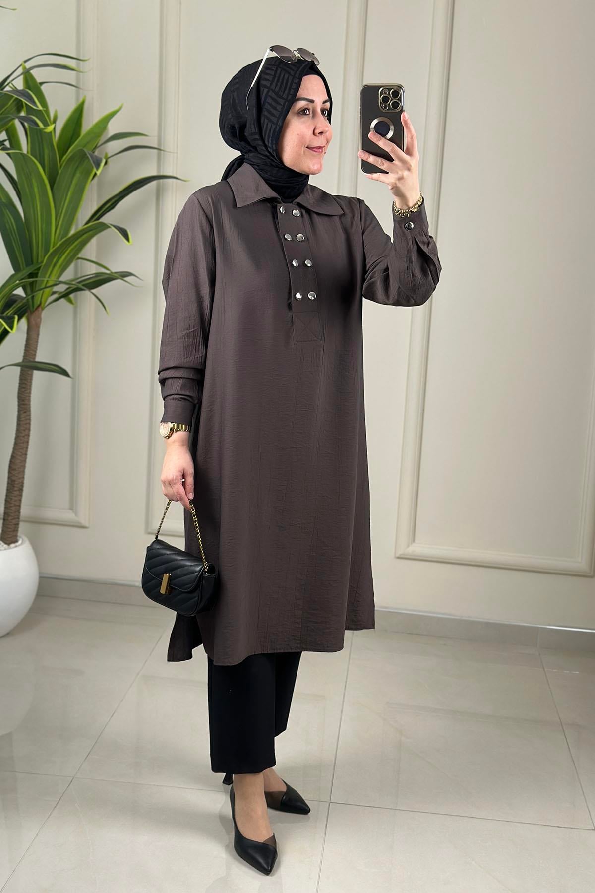 Tesettür Tunik ModelleriÖnü Yarım Çift Düğmeli Kol Manşetli Kadın Tunik Koyu Vizon KADO 262620