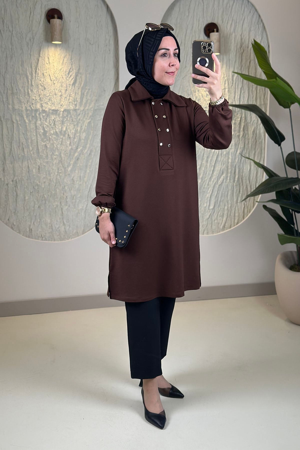 Tesettür Tunik ModelleriÖnü Yarım Çift Düğmeli Yakalı Kolu Büzgülü Kadın Tunik Kahverengi KADO 268184