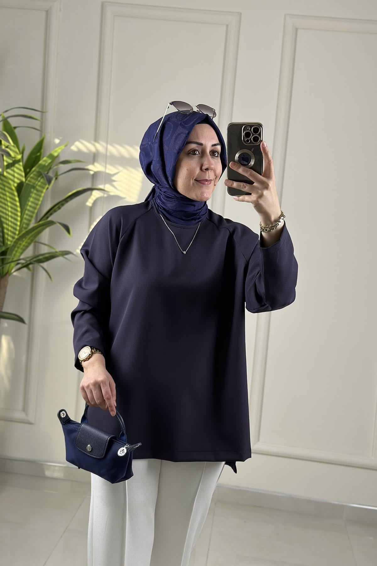 Tesettür Tunik ModelleriReglan Kol Yan Yırtmaçlı Kadın Basic Tunik Lacivert MLH 8119