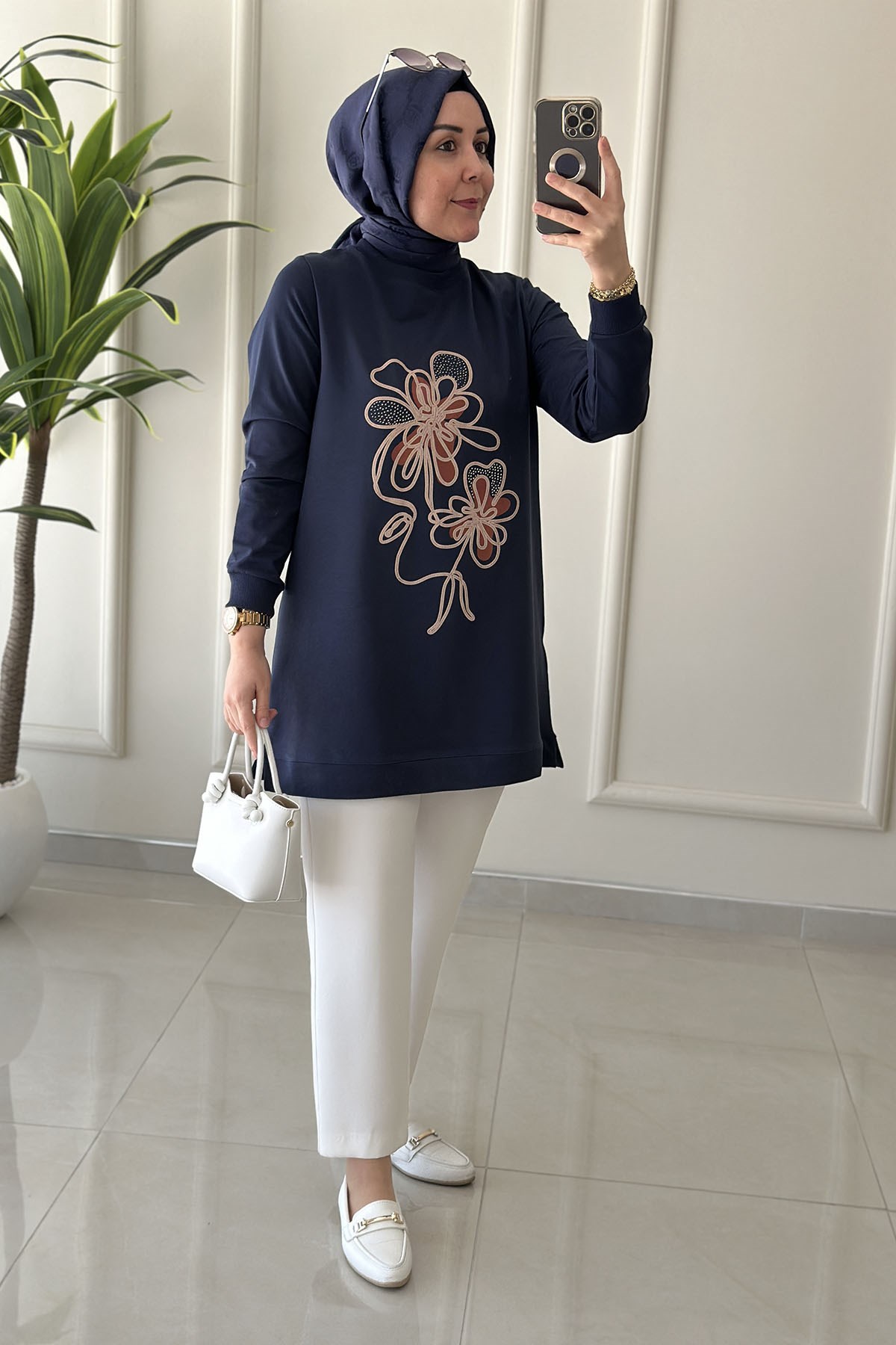 Tesettür Tunik ModelleriYaka ve Kol Ribanalı Önü Baskılı Kadın Tunik Lacivert KADO 262908 