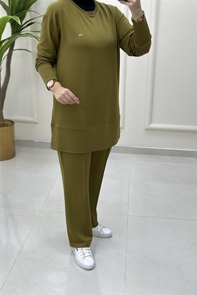 Tesettür Pantolonlu TakımYaka Ribanalı Tunik ve Önü Çimalı Pantolon Kadın İkili Takım Yağ Yeşili KADO 257272