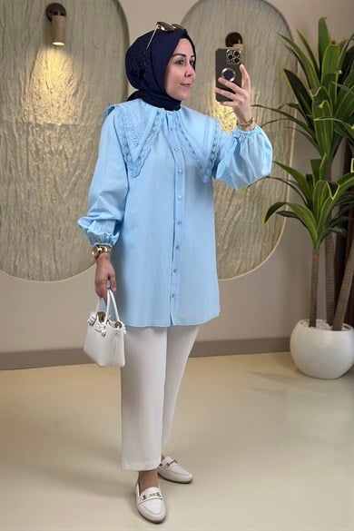 Tesettür Tunik GömlekÖnü Düğmeli Geniş Yaka Dantel Detaylı Poplin Kadın Gömlek Tunik Mavi EYL 2143