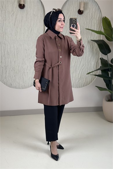 Tesettür Tunik ModelleriArmine Trend Önü Düğmeli Kuşgözü Detaylı Kadın Tunik Camel ARM 431