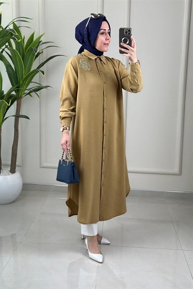Tesettür Tunik ModelleriArmine Trend Önü Düğmeli Yaka Aksesuar Detaylı Kadın Tunik Yağ ARM 403