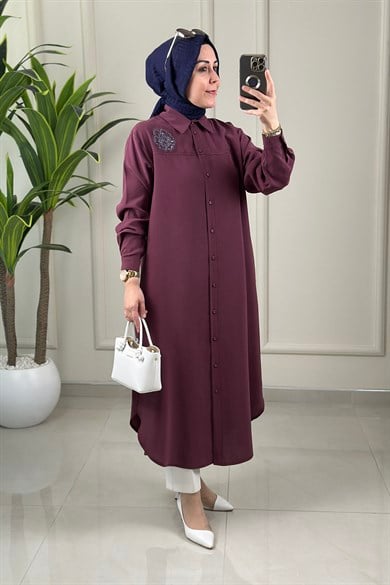Tesettür Tunik ModelleriArmine Trend Önü Düğmeli Yaka Aksesuar Detaylı Kadın Tunik Vişne ARM 403