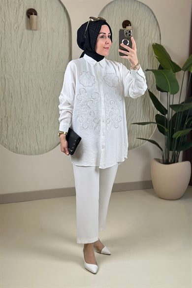 Tesettür Tunik ModelleriDüşük Omuz Nakış ve Taş İşlemeli Kadın Tunik Beyaz SLN 5455