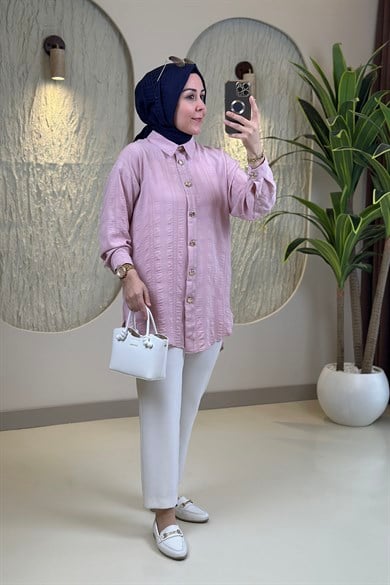 Tesettür Tunik ModelleriDüşük Omuz Önü Düğmeli Gofre Kumaş Kadın Tunik Pudra GNR 255