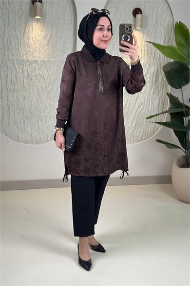 Tesettür Tunik ModelleriJakar Qupra Önü Yarım Fermuarlı Taşlı Ribana Detaylı Kadın Tunik Kahverengi KADO 262052