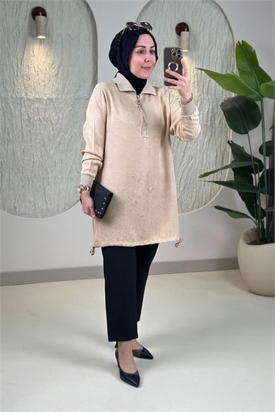 Tesettür Tunik ModelleriJakar Qupra Önü Yarım Fermuarlı Taşlı Ribana Detaylı Kadın Tunik Bej KADO 262052