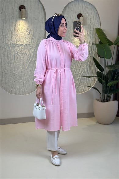 Tesettür Tunik ModelleriOmuzları Büzgülü Önü Gizli Düğmeli Müslin Kadın Tunik Pembe EYL 1951