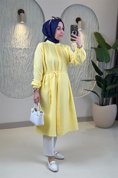 Tesettür Tunik ModelleriOmuzları Büzgülü Önü Gizli Düğmeli Müslin Kadın Tunik Sarı EYL 1951