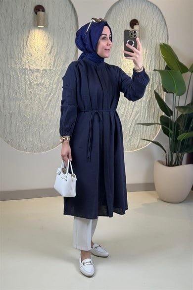 Tesettür Tunik ModelleriOmuzları Büzgülü Önü Gizli Düğmeli Müslin Kadın Tunik Lacivert EYL 1951