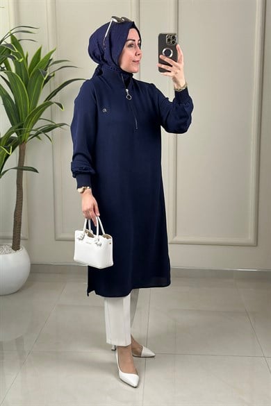 Tesettür Tunik ModelleriÖnü Yarım Fermuarlı Yaka ve Kol Ribanalı Kadın Tunik Lacivert KADO 263918