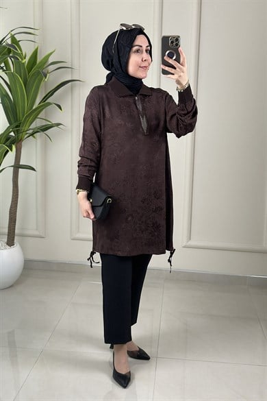 Tesettür Tunik ModelleriQupra Önü Yarım Fermuarlı Taş Detaylı Ribanalı Kadın Tunik Acı Kahve KADO 262052