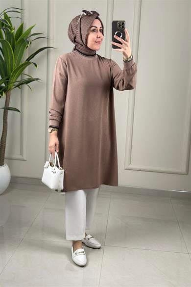 Tesettür Tunik ModelleriYaka ve Kol Ribanalı Renk Garnili Kadın Tunik Sütlü Kahve KADO 262642