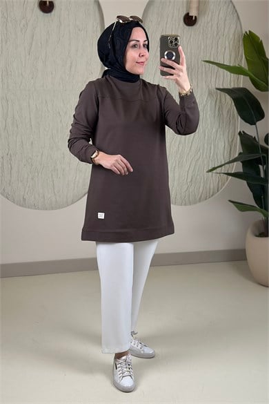 Tesettür Tunik ModelleriYaka ve Kol Ribanalı Arma Detaylı Basic Kadın Tunik Kahverengi KADO 268258