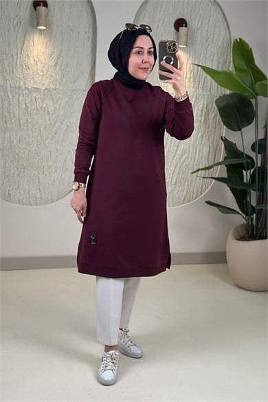 Tesettür Tunik ModelleriYaka ve Kol Ribanalı Arma Detaylı Kadın Tunik Bordo KADO 257212