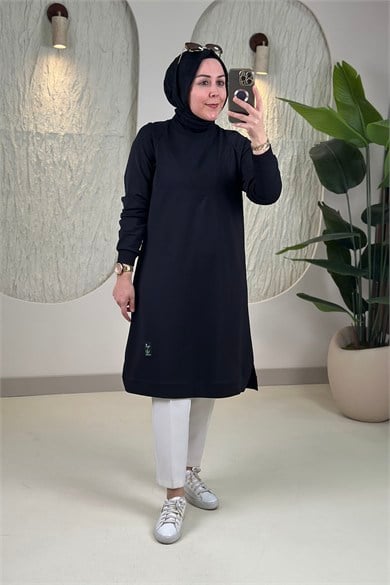 Tesettür Tunik ModelleriYaka ve Kol Ribanalı Arma Detaylı Kadın Tunik Siyah KADO 257212