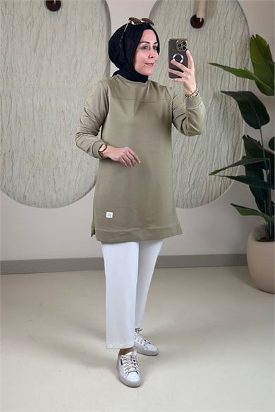 Tesettür Tunik ModelleriYaka ve Kol Ribanalı Arma Detaylı Basic Kadın Tunik Yeşil KADO 268258