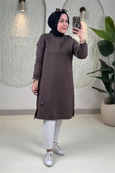 Tesettür Tunik ModelleriYaka ve Kol Ribanalı Arma Detaylı Kadın Tunik Kahverengi KADO 257212