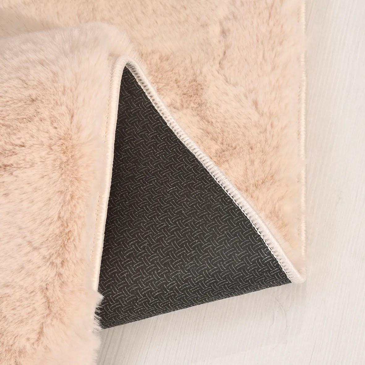 Tavşan Poly Peluş Halı -Bej- Yüksek Kalite-Ekstra Yumuşak - Kaymaz Özel Tabanlı - Özel Ölçü