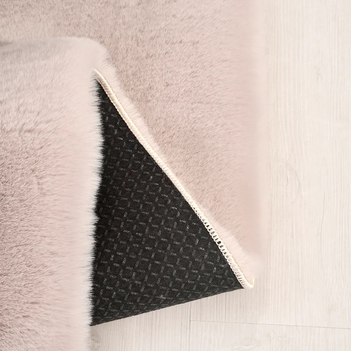 Tavşan Poly Peluş Halı -Vizon- Yüksek Kalite-Ekstra Yumuşak - Kaymaz Özel Tabanlı - Özel Ölçü