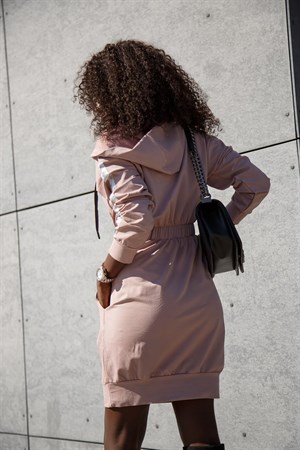 Şeritli Kapüşonlu Büzgü Detaylı Midi Elbise