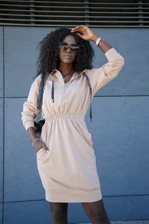 Şeritli Kapüşonlu Büzgü Detaylı Midi Elbise