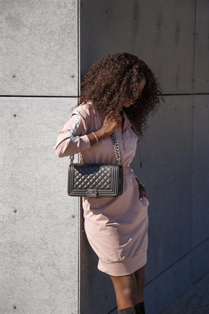 Şeritli Kapüşonlu Büzgü Detaylı Midi Elbise