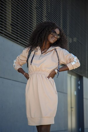 Şeritli Kapüşonlu Büzgü Detaylı Midi Elbise