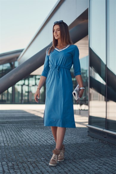 V Yaka Yırtmaçlı Beli Lastikli Midi Elbise