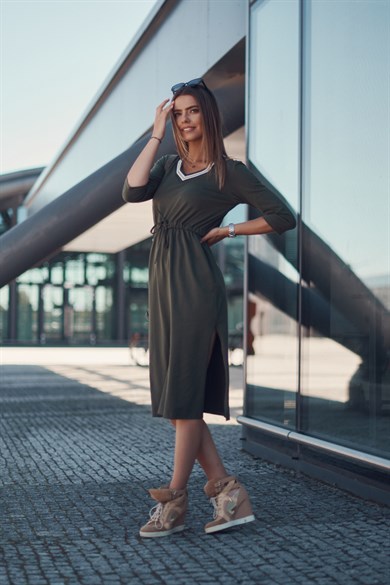 V Yaka Yırtmaçlı Beli Lastikli Midi Elbise