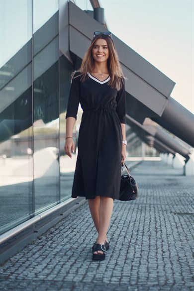 V Yaka Yırtmaçlı Beli Lastikli Midi Elbise