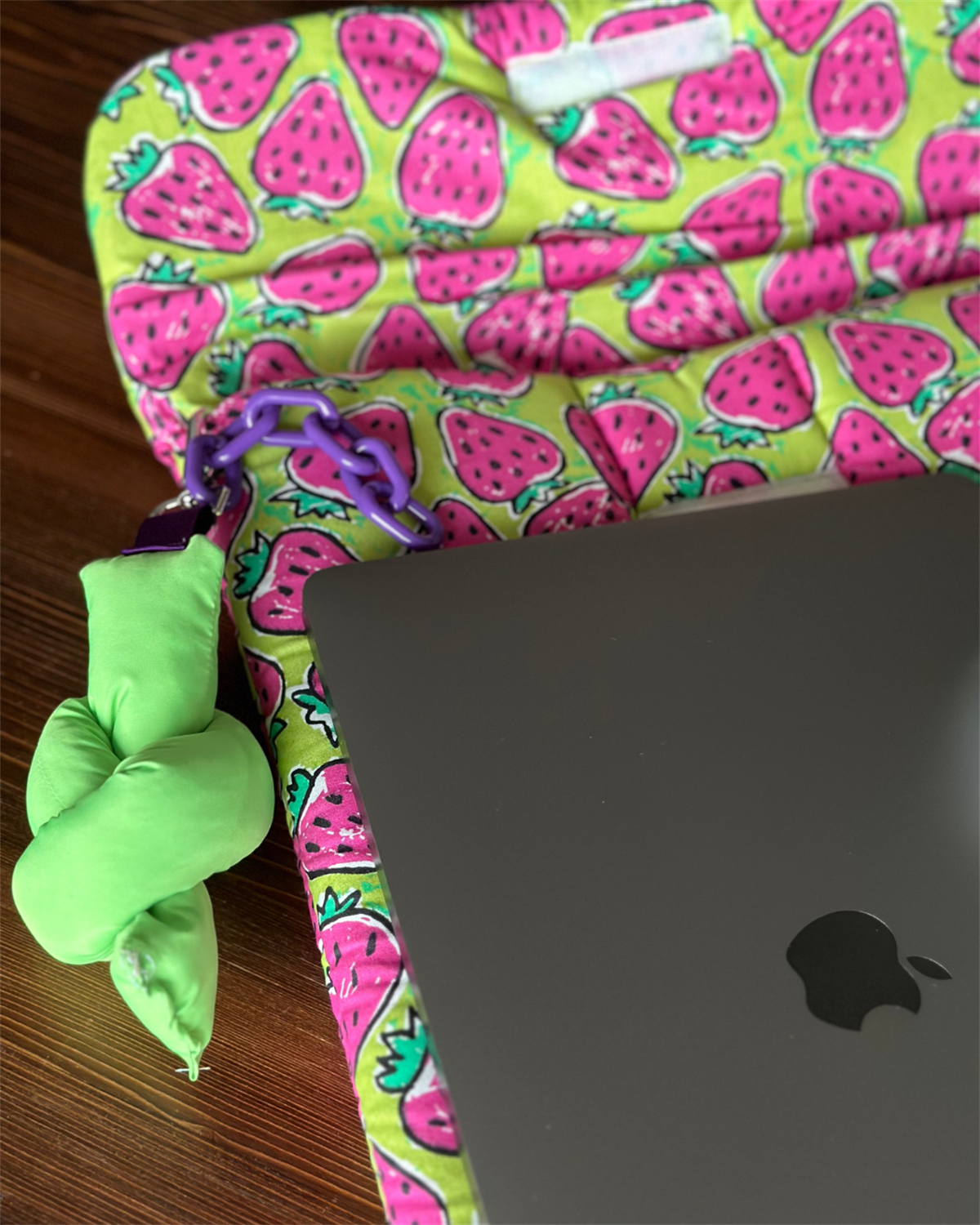 Çilek Desenli Laptop Kılıfı