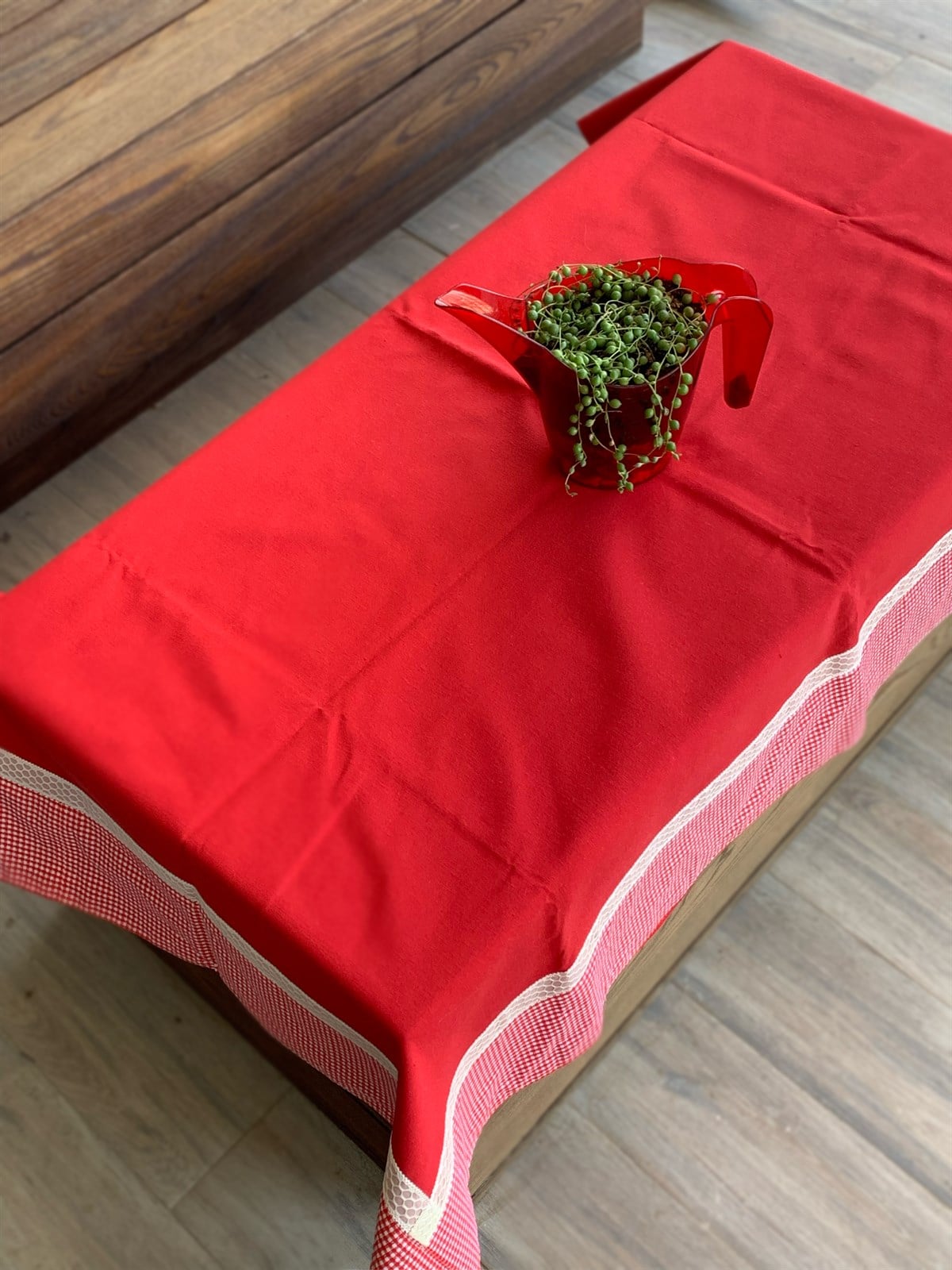 Kırmızı Kare Masa Örtüsü
