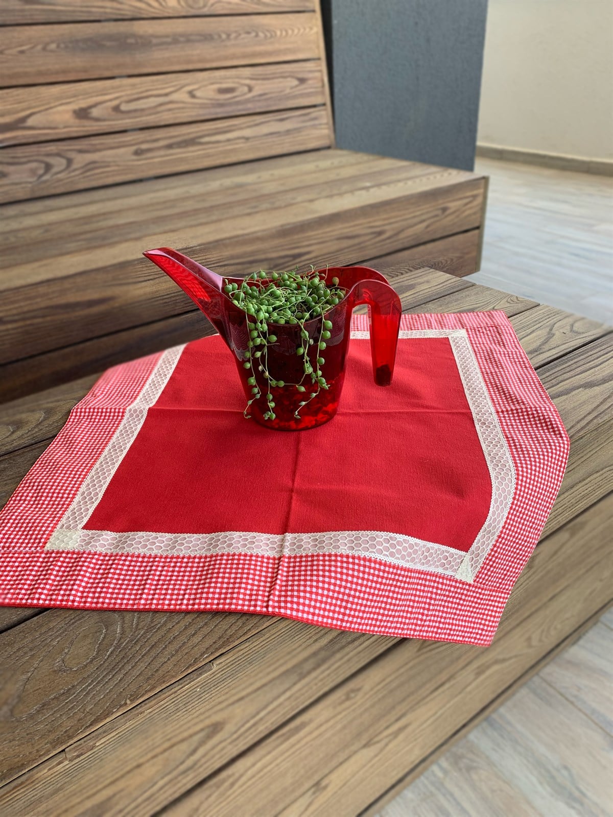 Kırmızı Küçük Masa Örtüsü