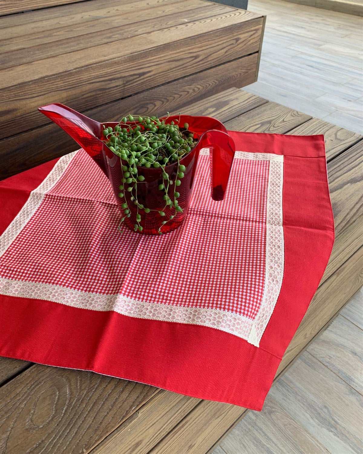 Kırmızı Küçük Masa Örtüsü