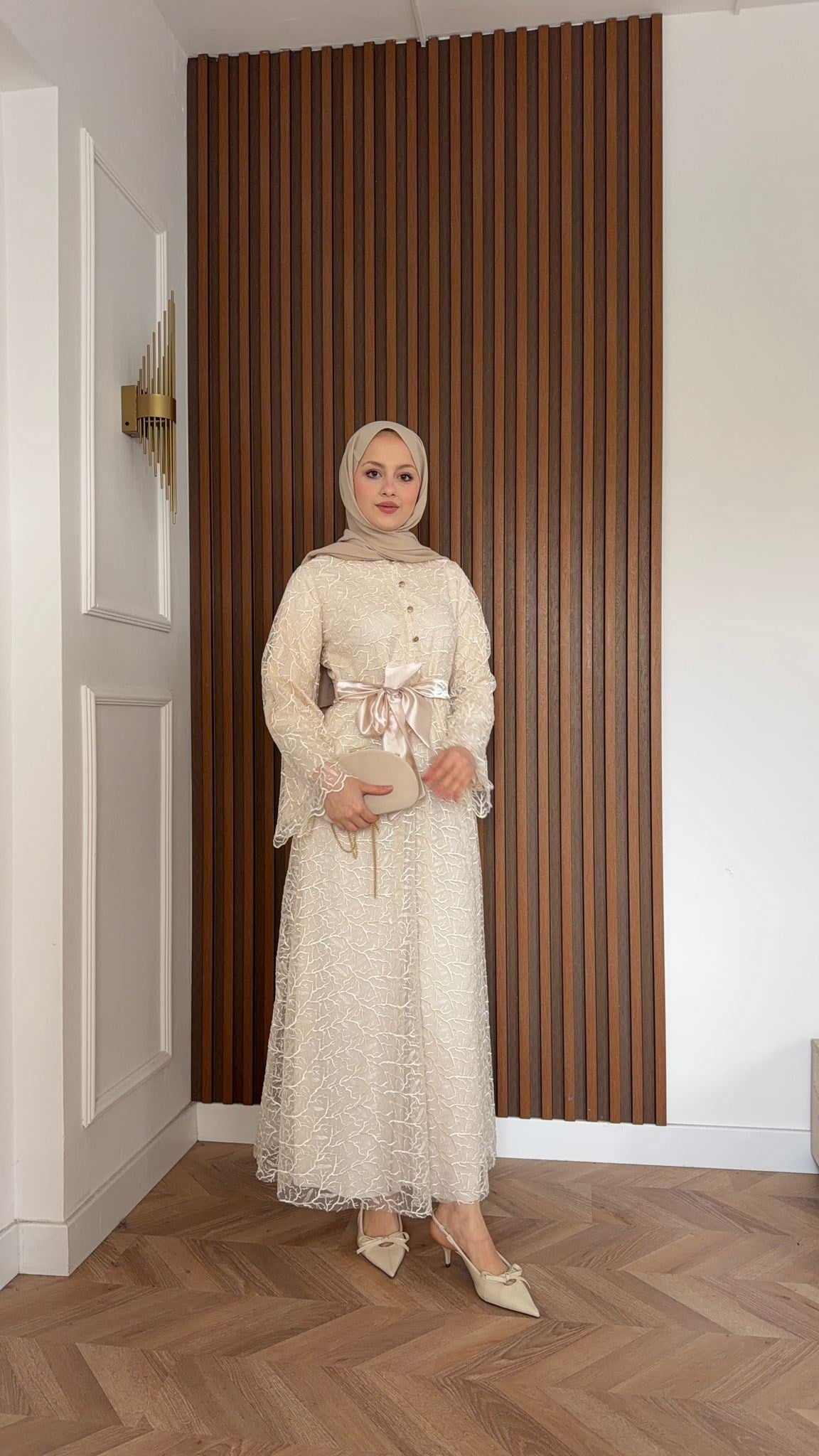 MEYSADESIGN ELBİSELER Gisha Dantelli Saten Kemerli Elbise Bej